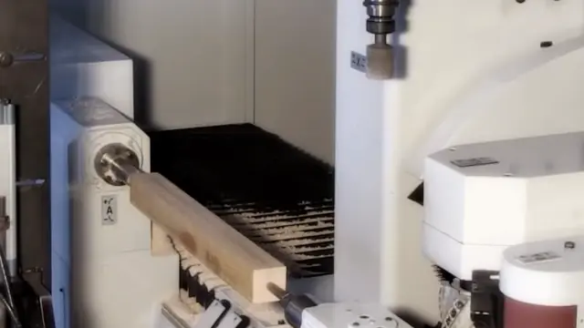 Lavorazione multiasse CNC per gambe di tavoli in legno