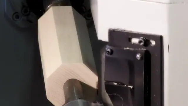 Tornitura CNC di gambe per tavoli in legno