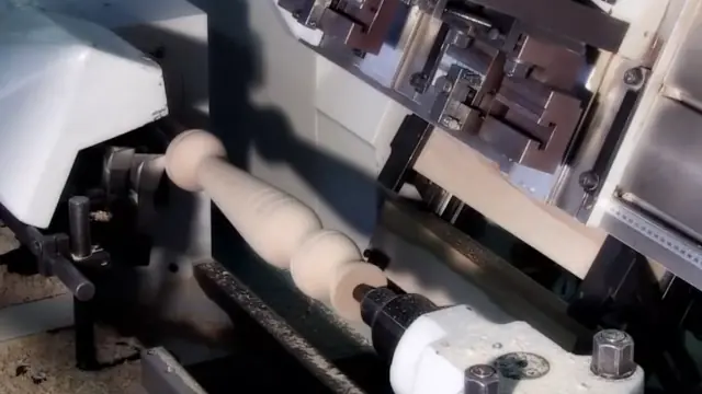 Fresatura CNC e levigatura lineare del legno